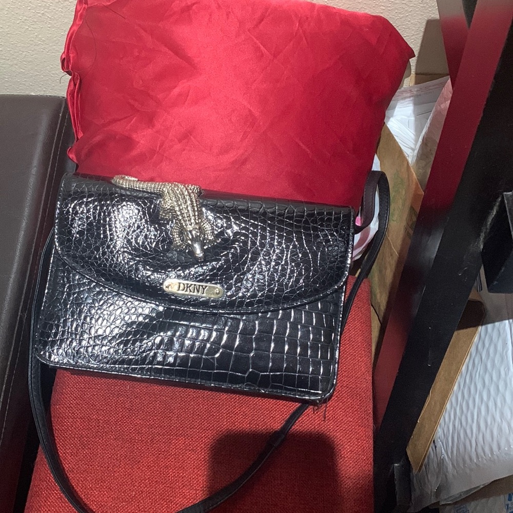 Vintage DKNY alligator emblem patent leather bag